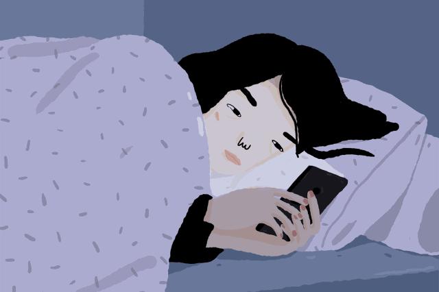 关灯看手机有多危险,该如何解决夜晚关灯看手机