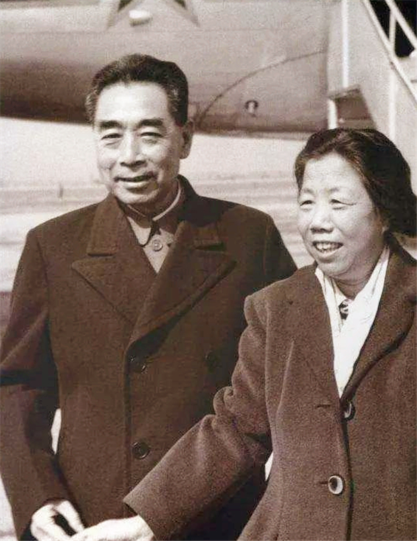 周恩来情定*颖超邓**，一生一世一双人，提起初恋张若名：她只是朋友