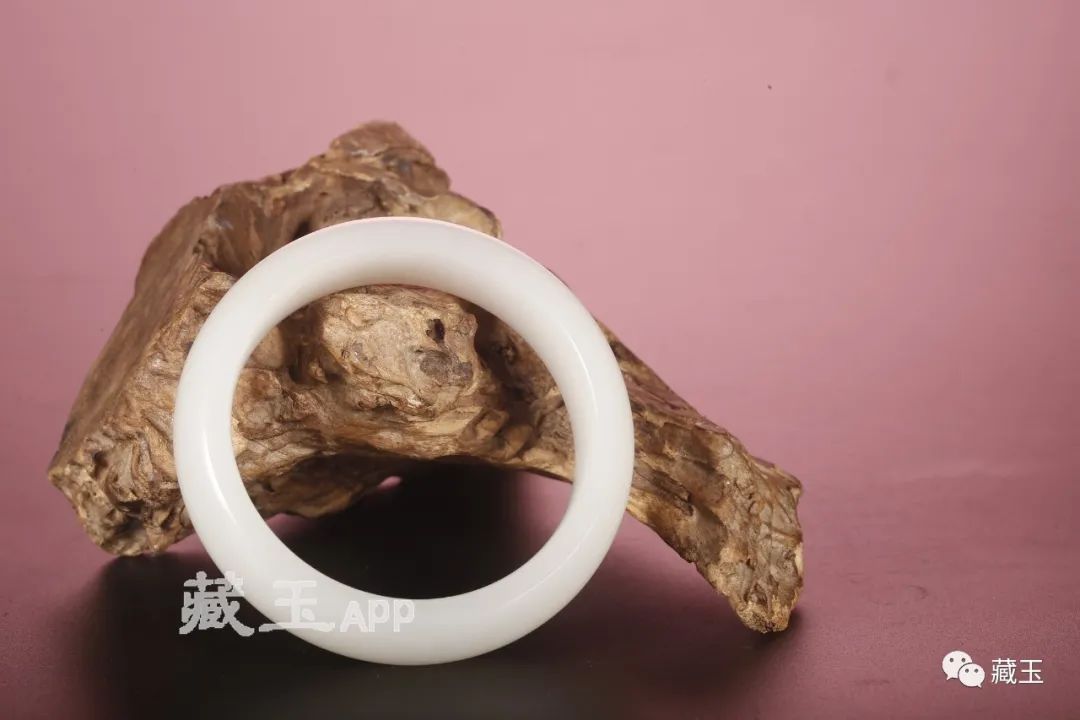 百万和田羊脂玉手镯视频,百万级的玉手镯