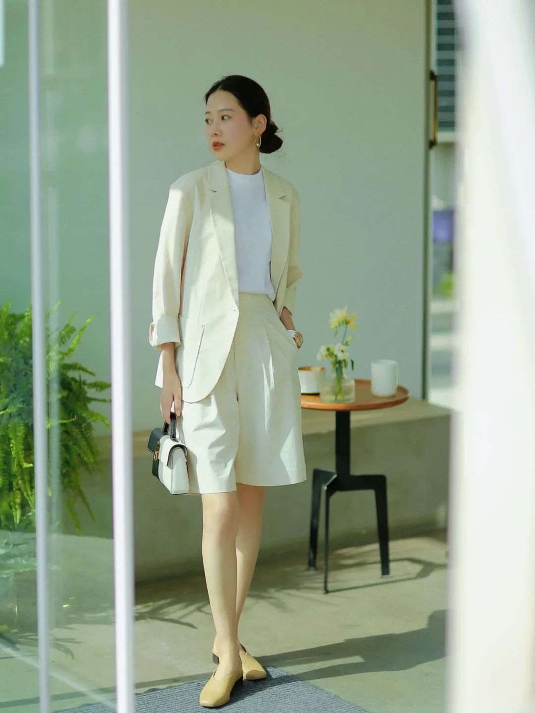 今年最流行的穿搭冬季短裤,时髦百慕大短裤穿搭