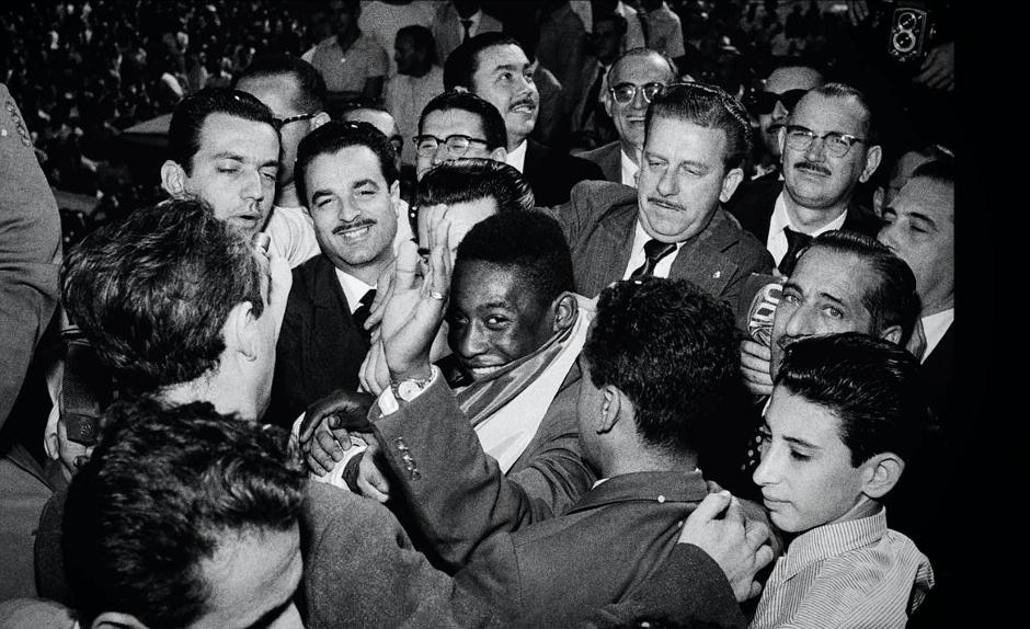 巴西球王贝利个人资料简介,球王贝利坎坷的传奇成名之路