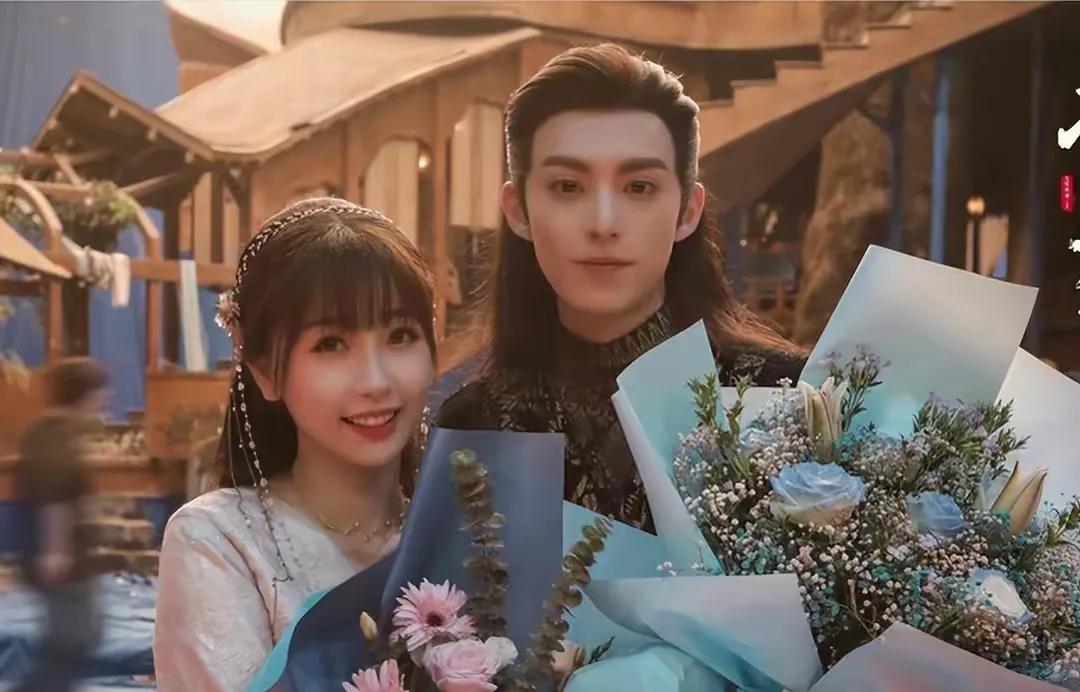 娱记曝光95后清纯小花丑闻，拍戏睡男主，私生活混乱一言难尽。