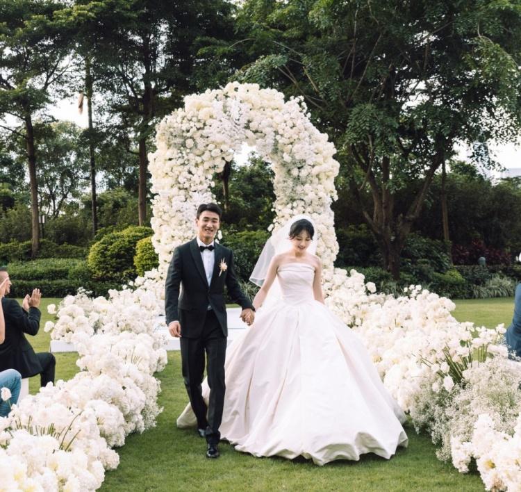 国足太太团斗艳美如画,国足太太团真实身材