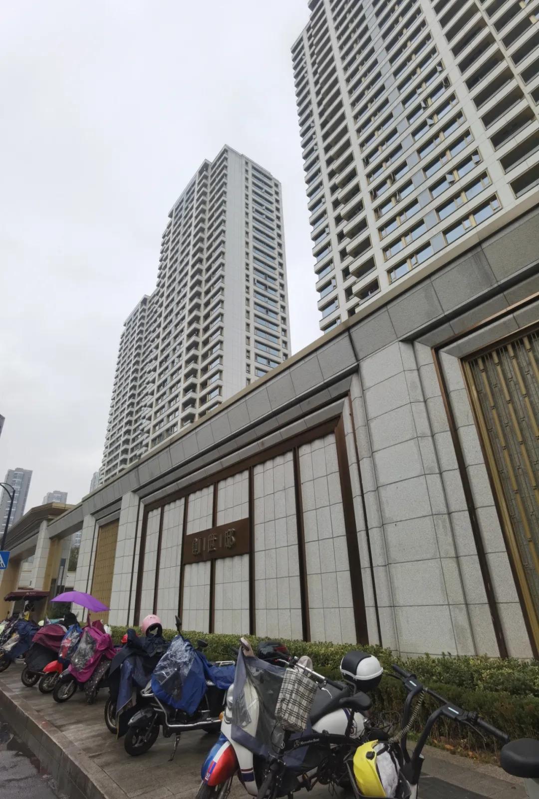 全身名牌，开劳斯莱斯，行骗多年的奥体“房姐”栽了