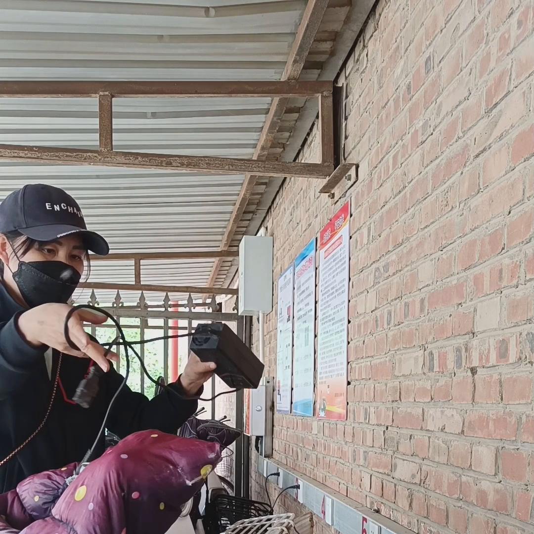 不要活在别人嘴里要活在自己心底,不要活在别人的嘴里那样会很累的