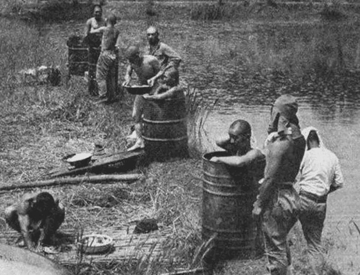 30张老照片:女子依洋人怀,*片鸦**烟枪手中持,白日梦中沉醉