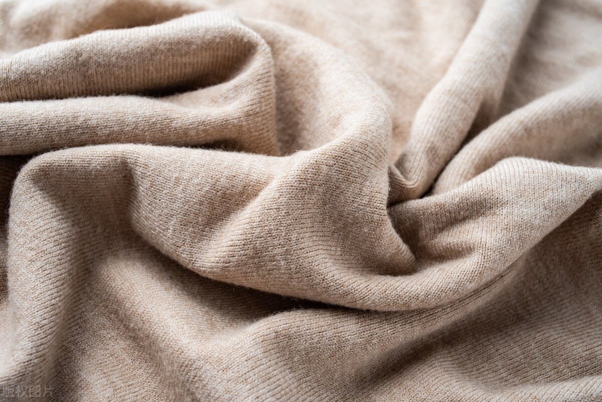 聚酯纤维含量多少的衣服不起球,聚酯纤维面料是粗糙的还是光滑的