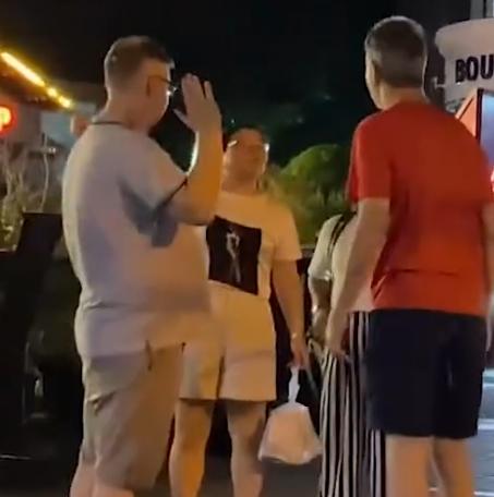 3名老外街头*戏调**中国女孩，公然挑衅警察，最终惨遭东北小伙围殴