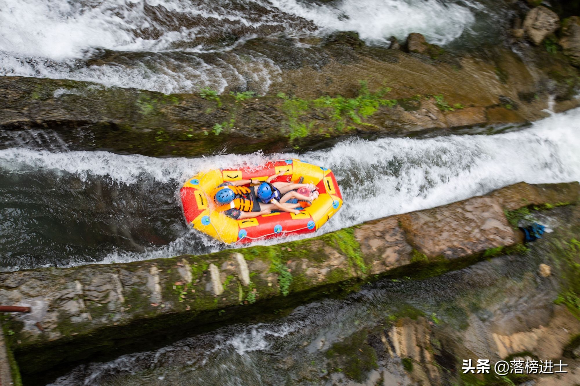 重庆神龙峡，位于青山绿水之间，环境秀美，是夏季避暑的好去处