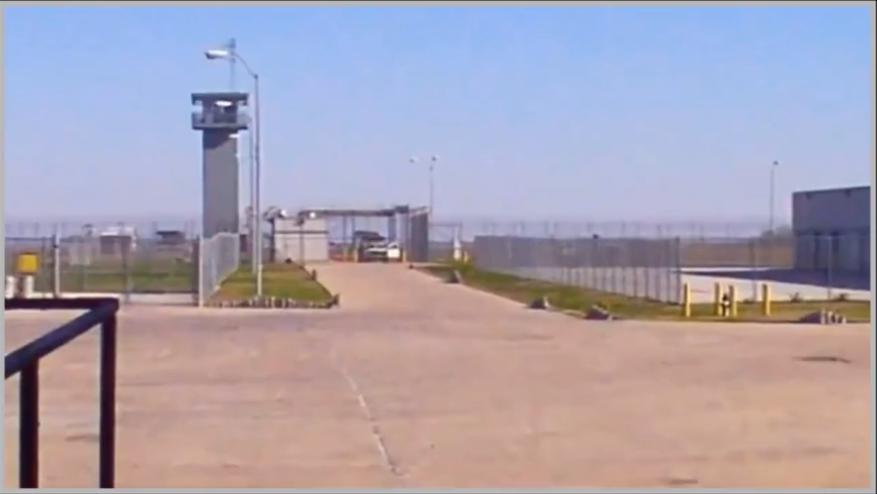 囚犯硬刚狱警，“德州7子”的硬核越狱事件，狱警还挥手示意