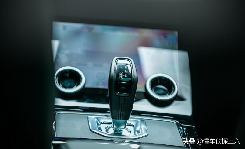 全系标配四驱，2.0T+9AT动力，百公里油耗7.3L，揽胜极光L如何？