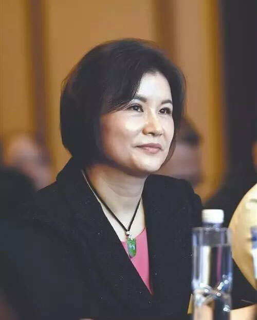 女人老了，怎么打扮更显贵气体面？这3位老牌“女首富”给你答案