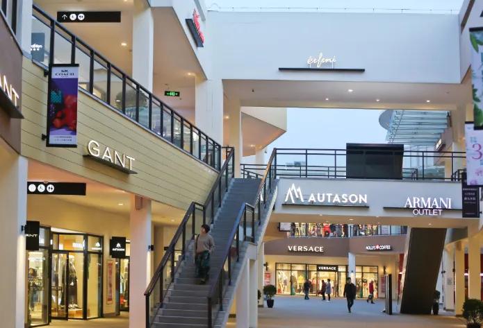 西溪天堂奥特莱斯,奥特莱斯繁华的街道