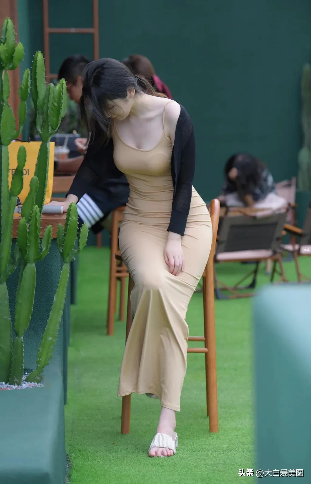 米色系包臀修身长裙,包臀长裙的搭配思路