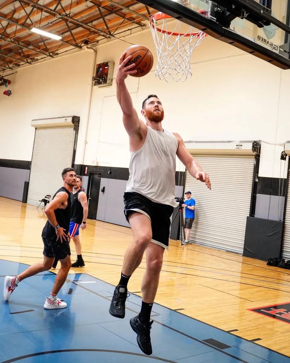 一年前已经站都站不起来的澳洲猛兽，又在酝酿要重返NBA了