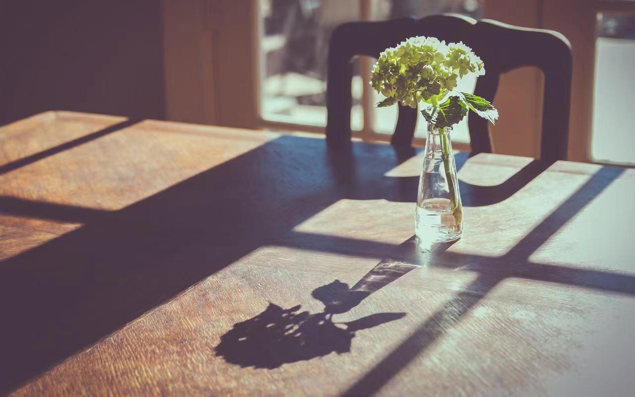 男人生气不理你你怎么给他发信息,当男人不理你怎么做才是最正确的