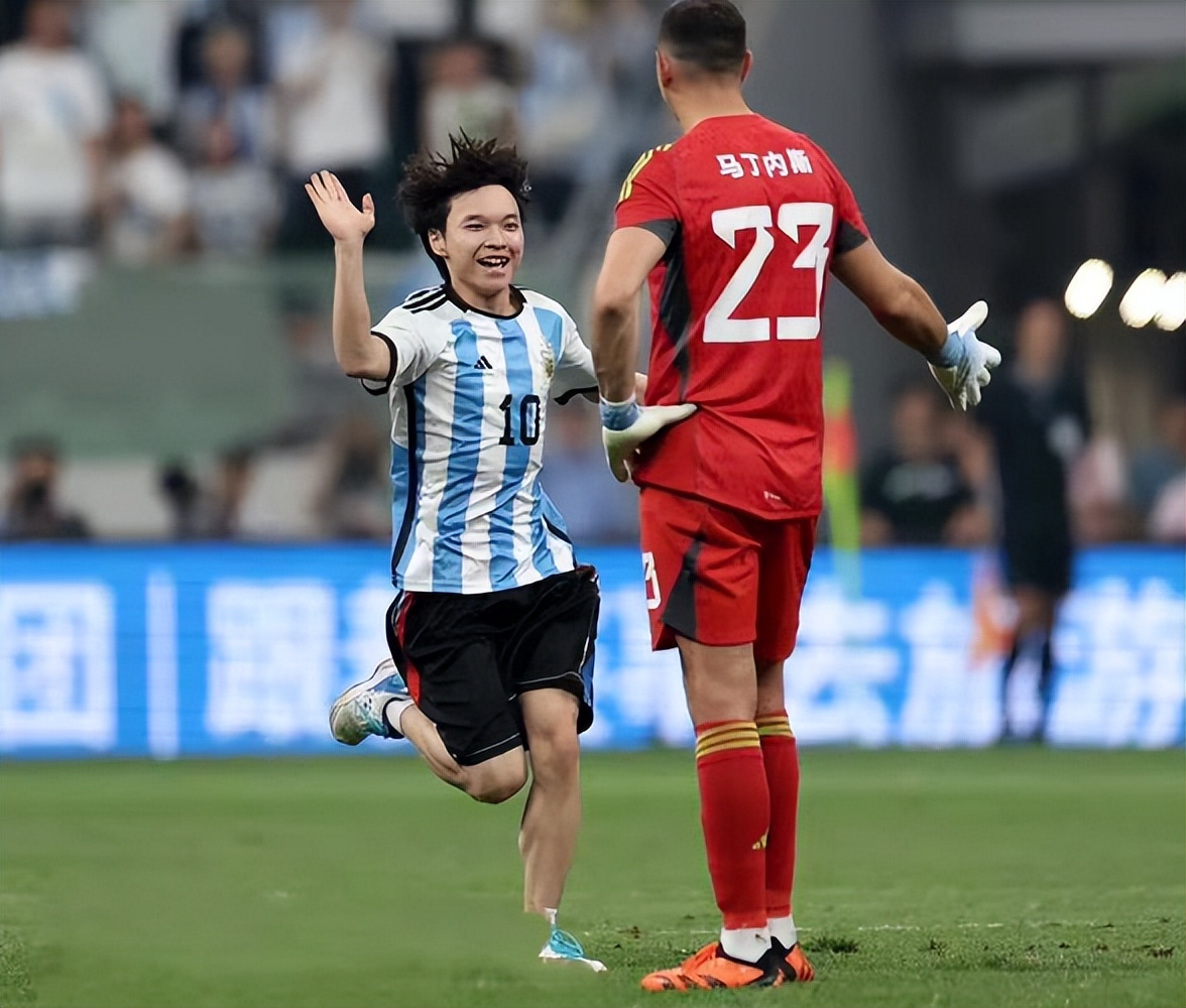 三名小球迷冲入场内梅西现场视频,梅西怎么回应被中国小球迷拥抱