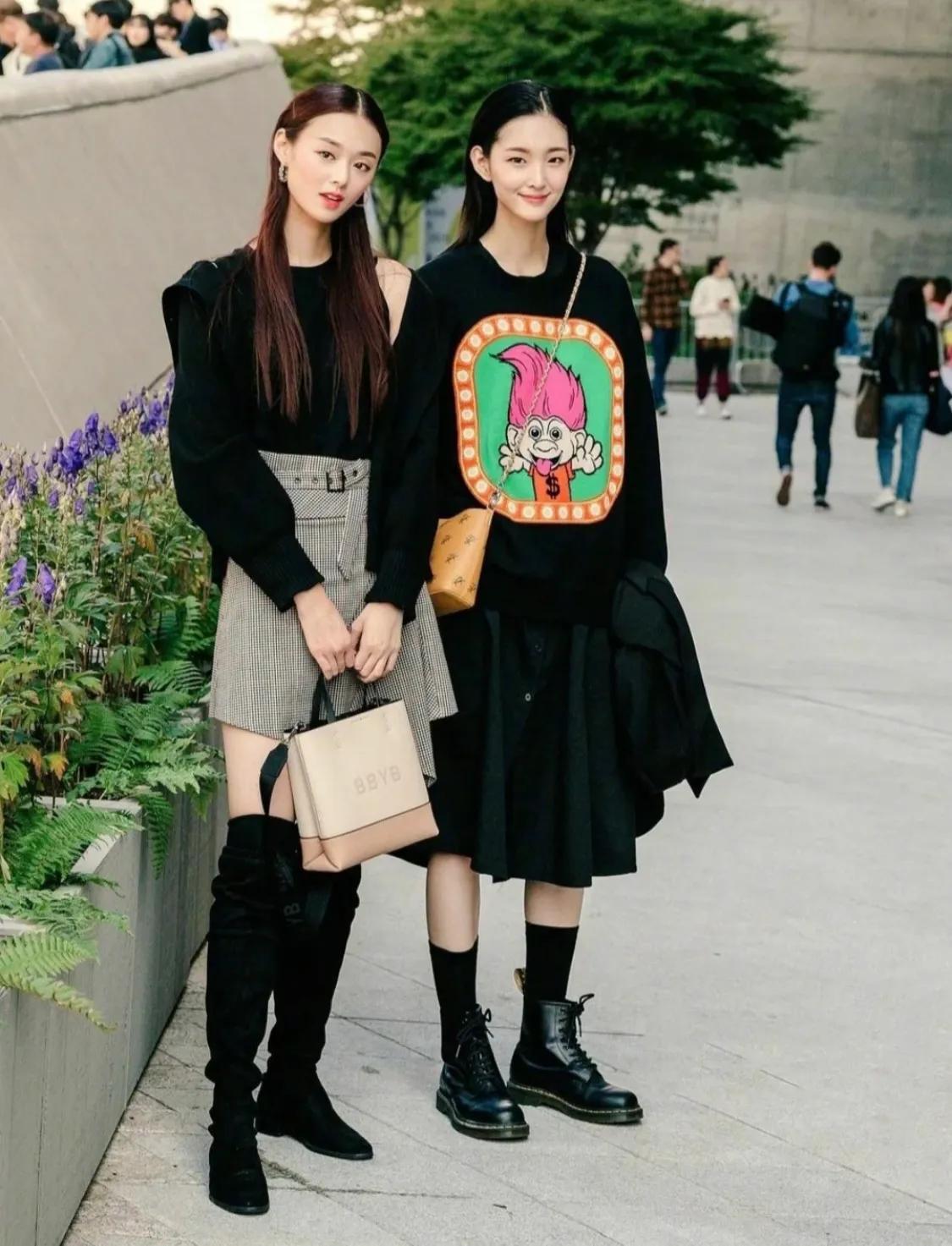 韩国街拍穿搭女生鞋子,韩国穿搭帆布鞋街拍