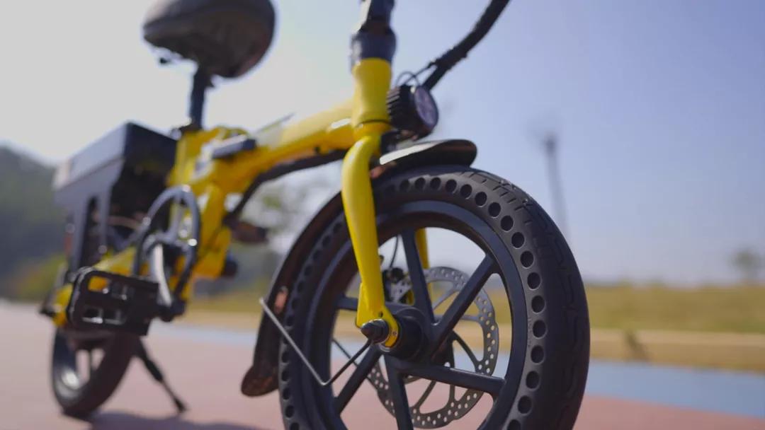 换上轻弹轮胎，电动自行车出行更轻松自信