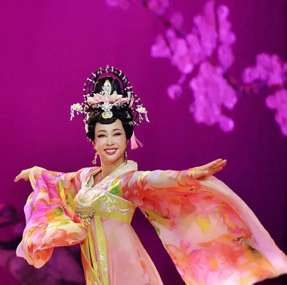 “阳了”的明星们，有人看不懂抗原，有人用纸尿裤，她洗澡就好了