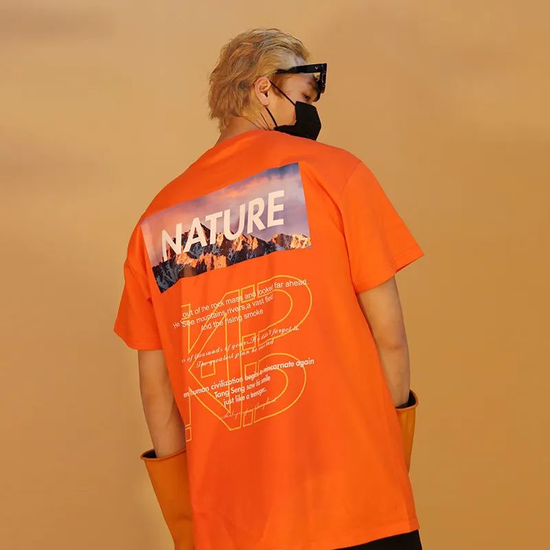 男士橙色系短袖T恤搭配什么颜色裤子既好看又高级还时髦