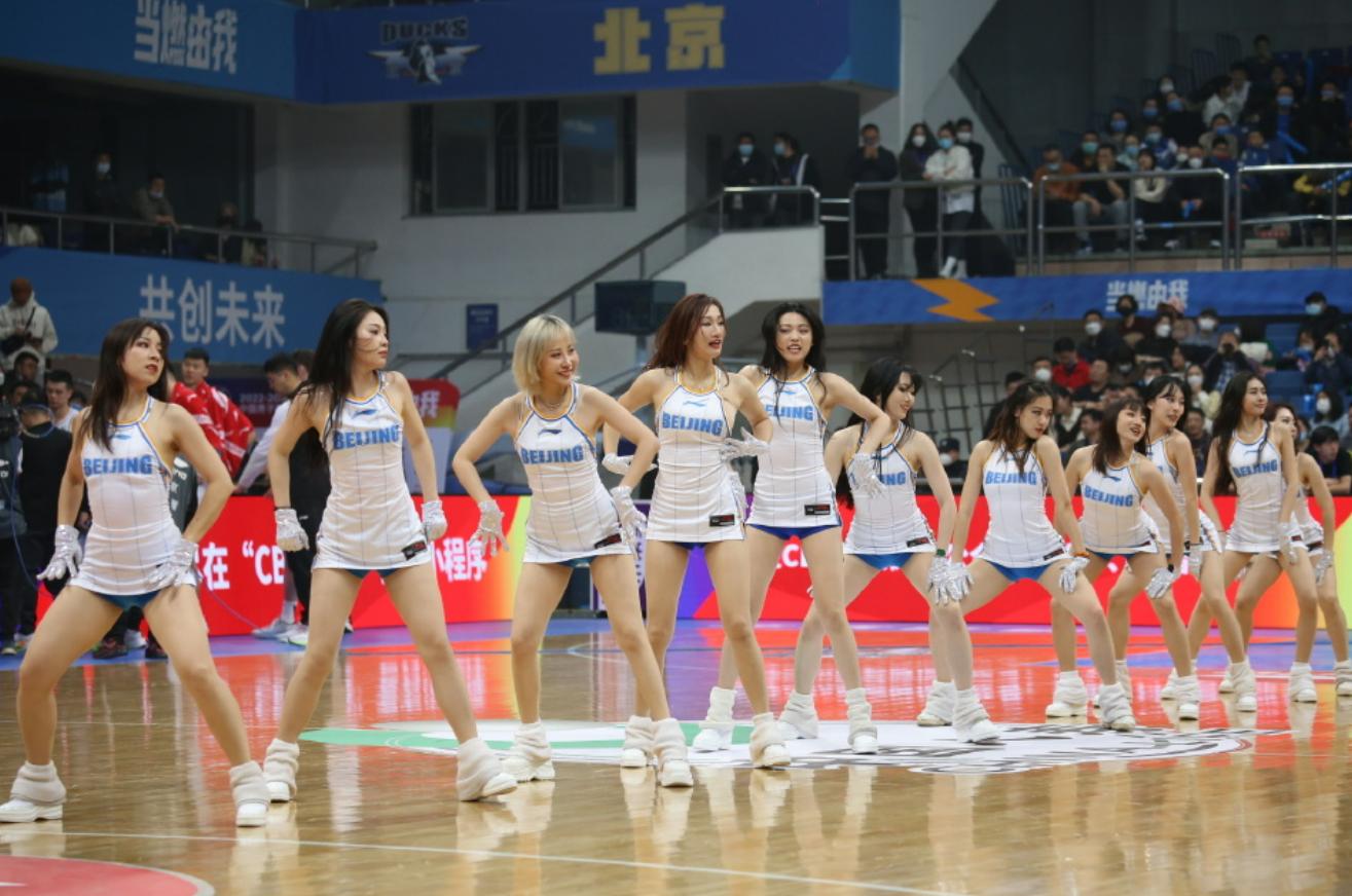 京城的篮筐被砸变形了吧，解立彬的战术板是公开的秘密