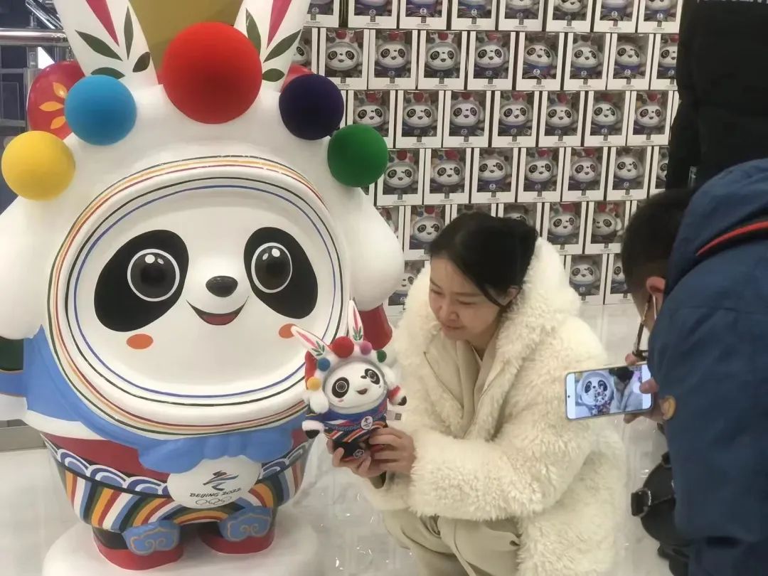 冰墩墩“顶流换装”“兔墩墩”王者归来