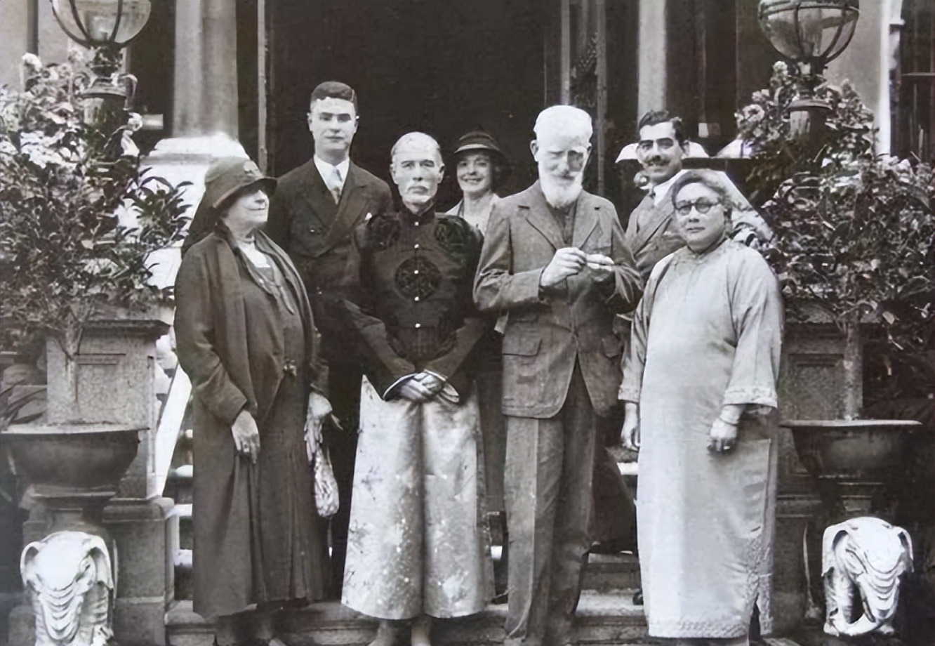 她嫁香港首富十年无子，后主动帮丈夫求娶表妹，丈夫遗言令人落泪