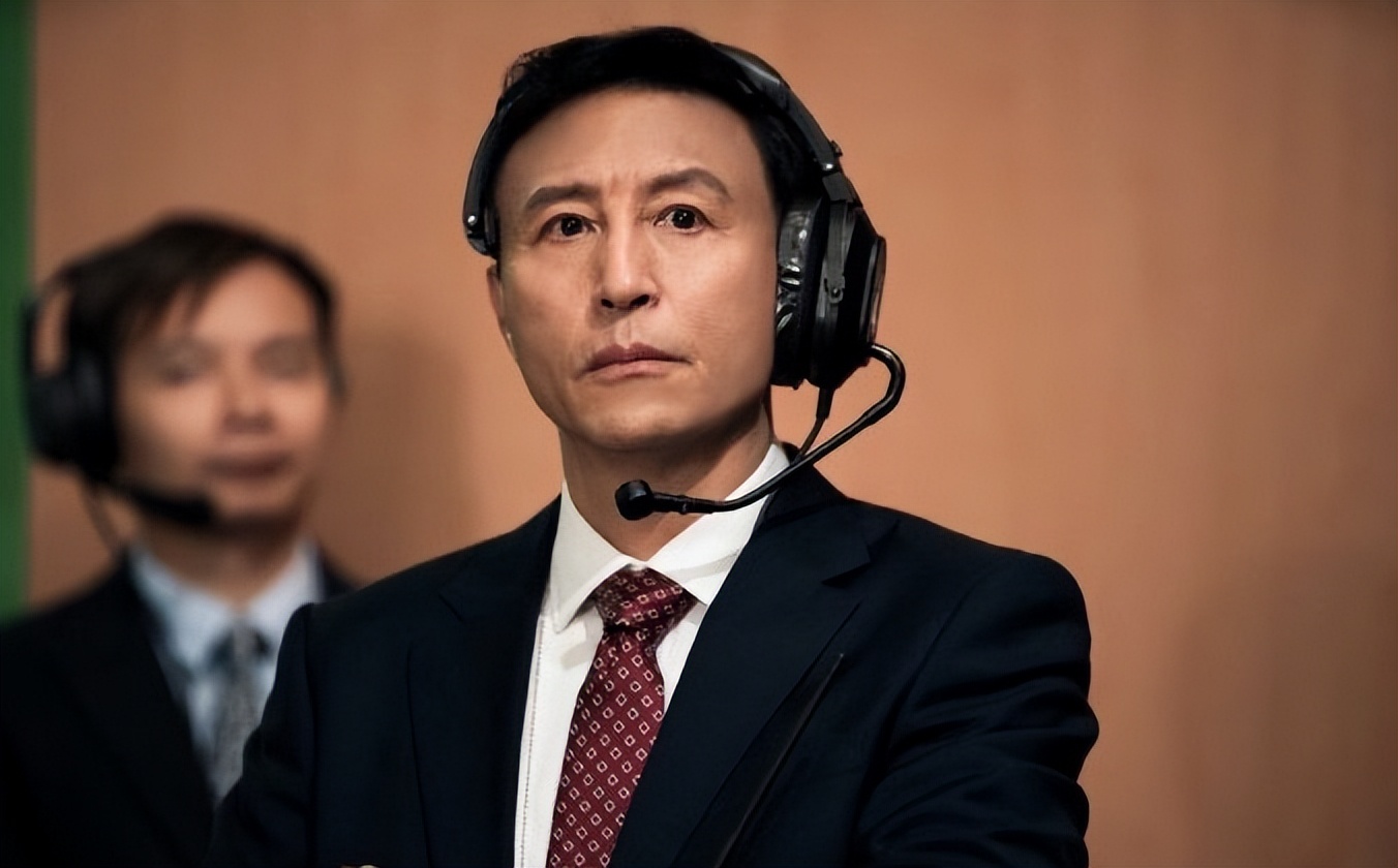 摘皇家*徽警**，无误差手表，放5次烟花，8部细节拉满的回归题材电影