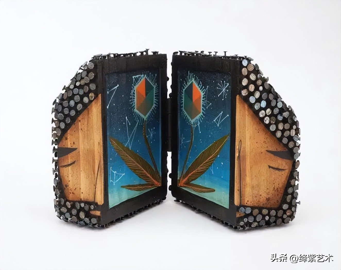 雕塑家制作雕塑的过程,他用木头做出了大象