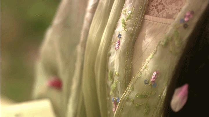 同样是演“宝黛读西厢”，87版美得像古画，新版怼脸怼嘴还怼胸？