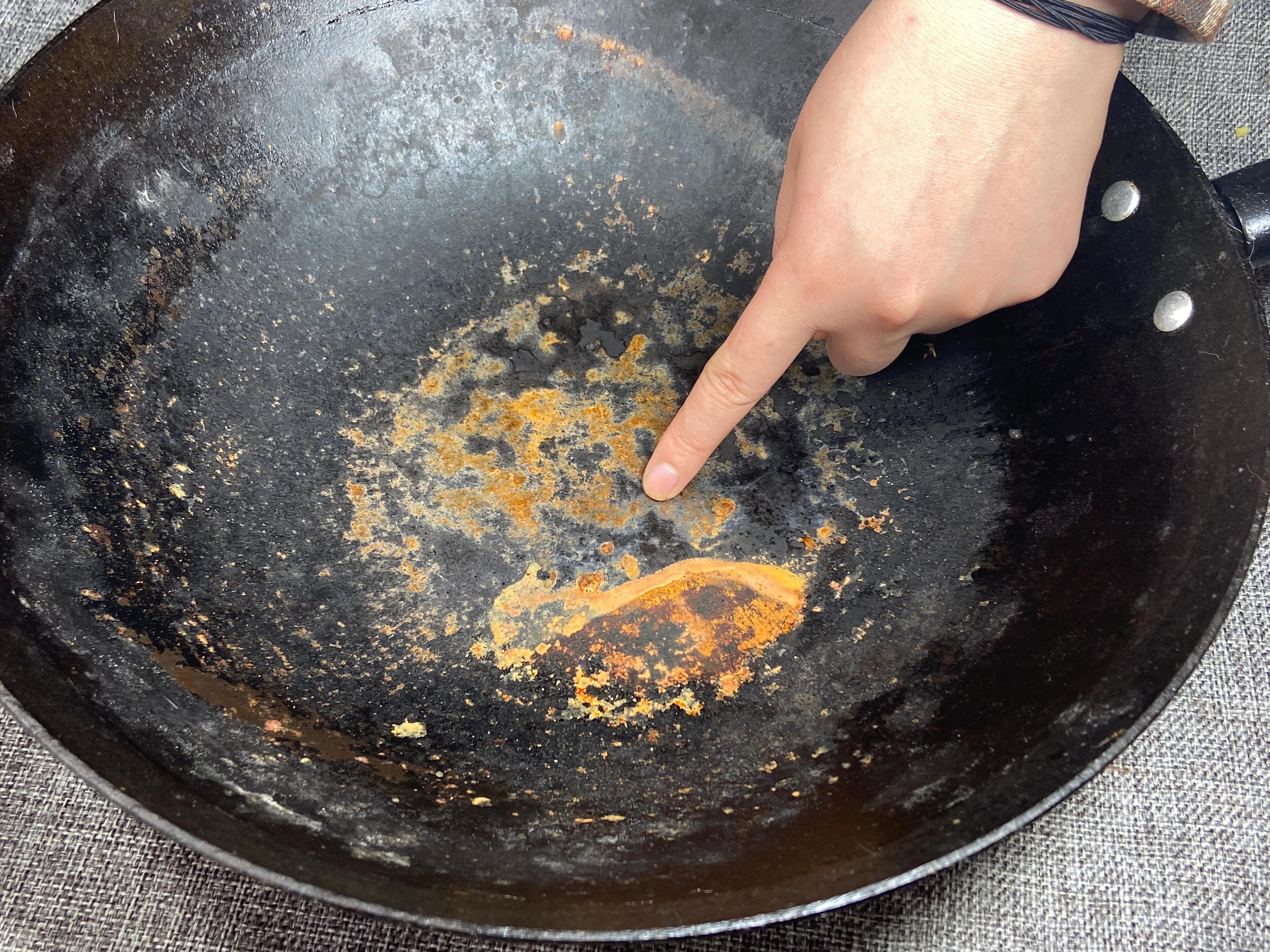 铁锅生锈怎样才能彻底清除,铁锅怎么清除锈迹小妙招