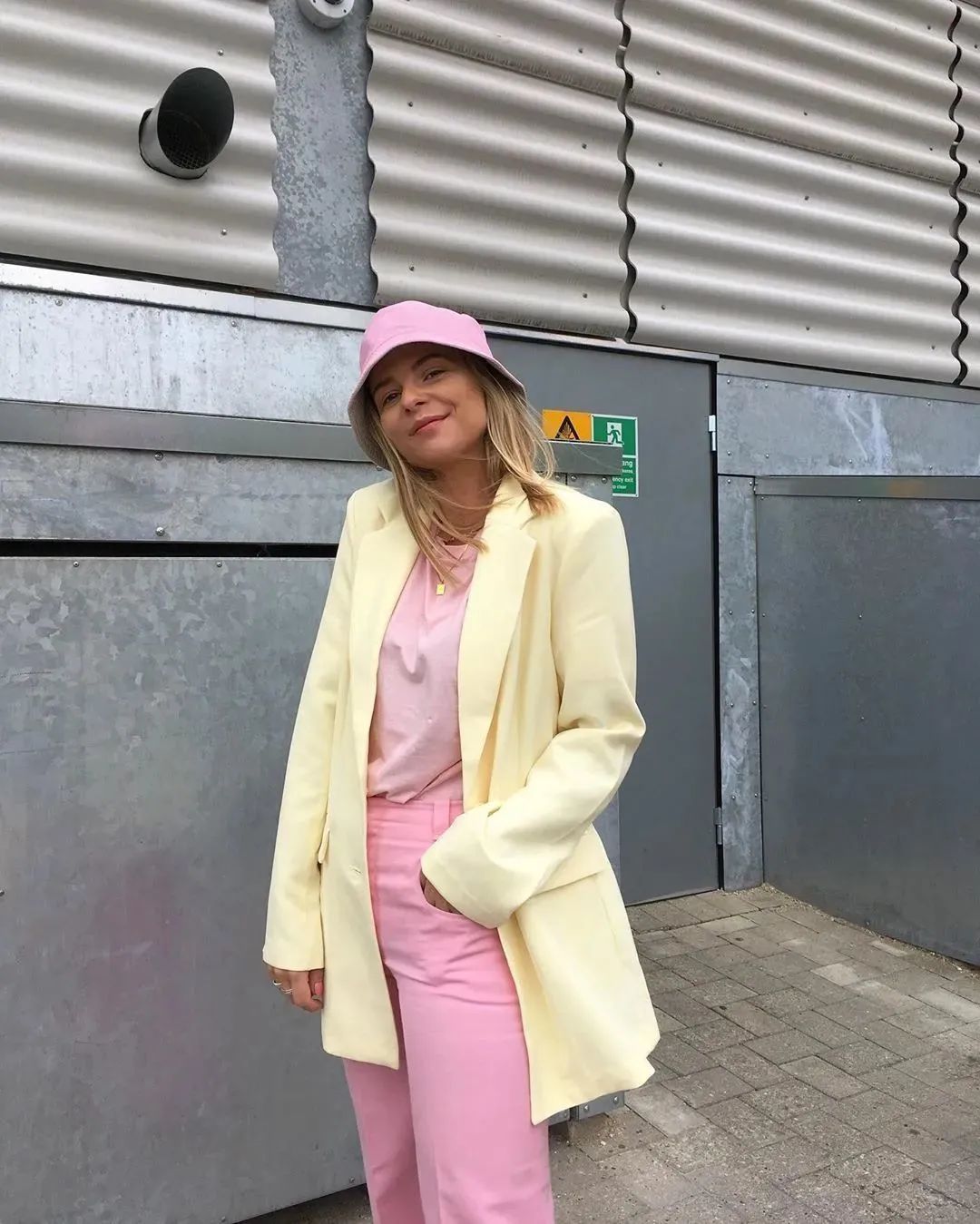 粉色搭配的高级穿法,粉色大衣穿搭高级感