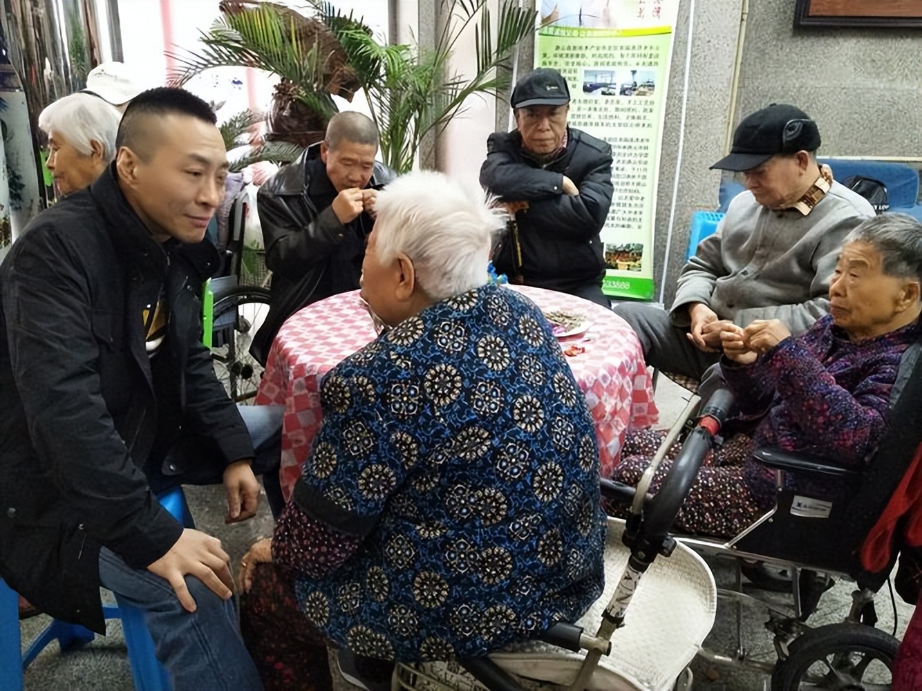 *先念李**抽雪茄，毛主席看了半天：有这么好的烟，怎么不早点拿出来