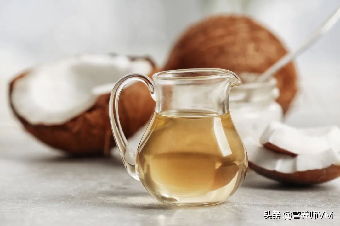 喝了变质的椰子水立马去医院,喝椰子进急诊原视频