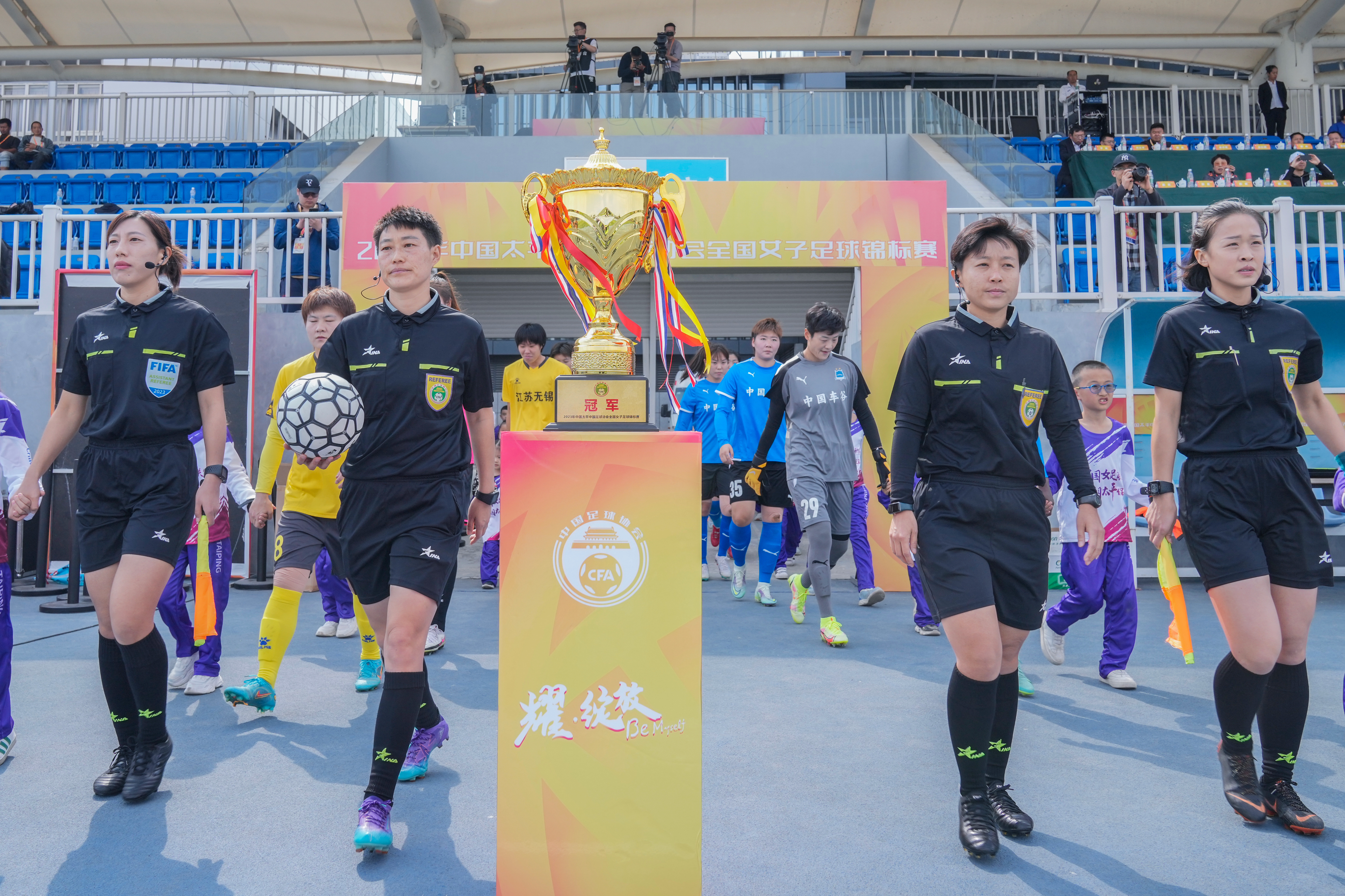 兼职足球裁判挣钱吗,业余足球裁判员一场能挣多少钱