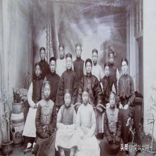 日军*行暴**照片，女子脱衣服让日本人拍摄被*辱侮**致死，惨死野外4