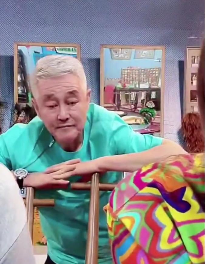 64岁赵本山身体状况堪忧，头发全白超憔悴，眼睛难睁开直播间睡着