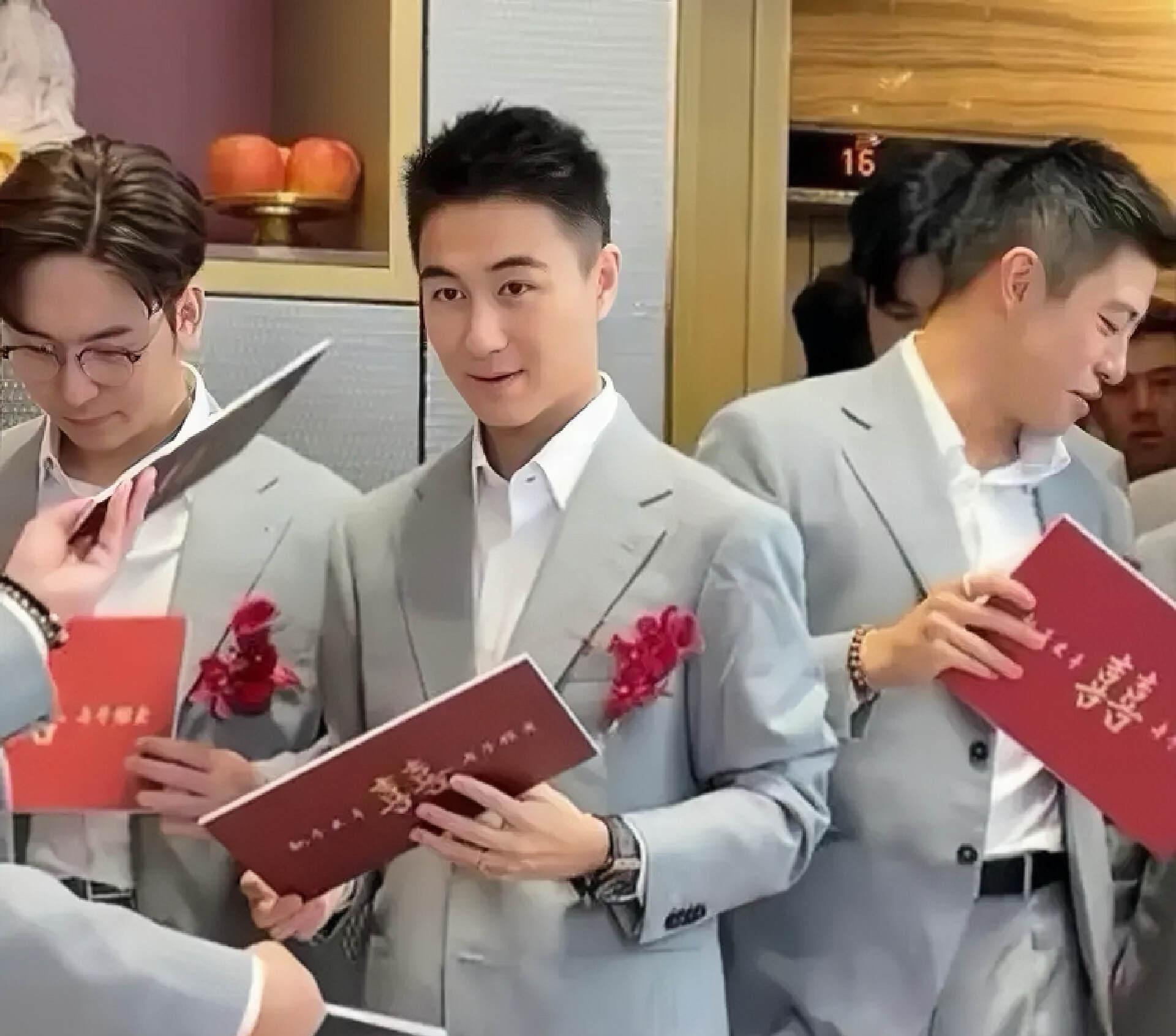 赌王儿子当伴郎的香港婚礼,赌王三太出席女儿婚礼戴珍珠项链