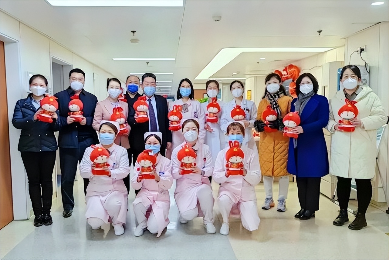 坚守岗位别样新年,坚守在工作岗位的年味