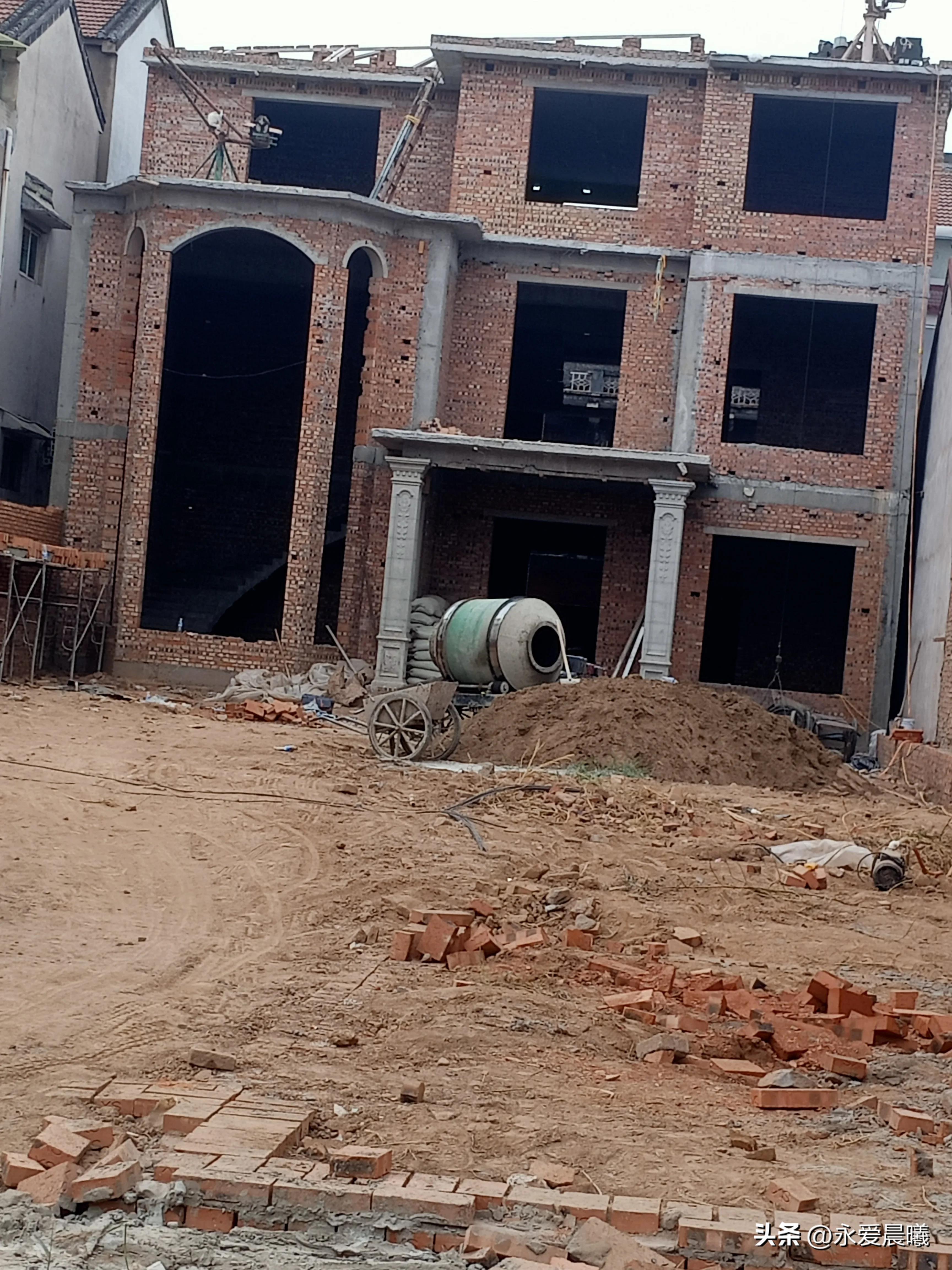 自家建房工人摔下来了怎么处理,农村自建房施工中出现伤亡谁负责