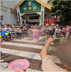 趁着泼水节公然对女生进行骚扰！向女生私密部位喷水还撕扯衣服