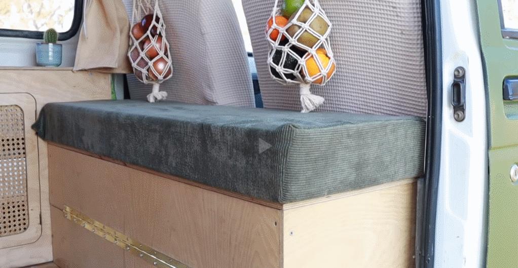 房车里的蜗居生活,国外夫妻房车生活