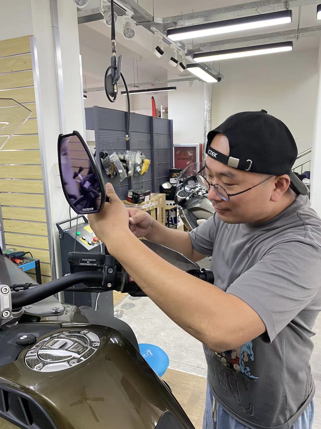 宝马1250adv四十周年纪念版反光镜,宝马1250adv反光镜拆卸