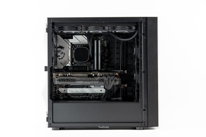 微星z690刀锋可以用1070ti吗,微星z690刀锋钛对比吹雪