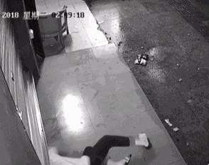 男子徒手攀爬27楼入室盗窃,男子徒手攀27楼外墙入室盗窃