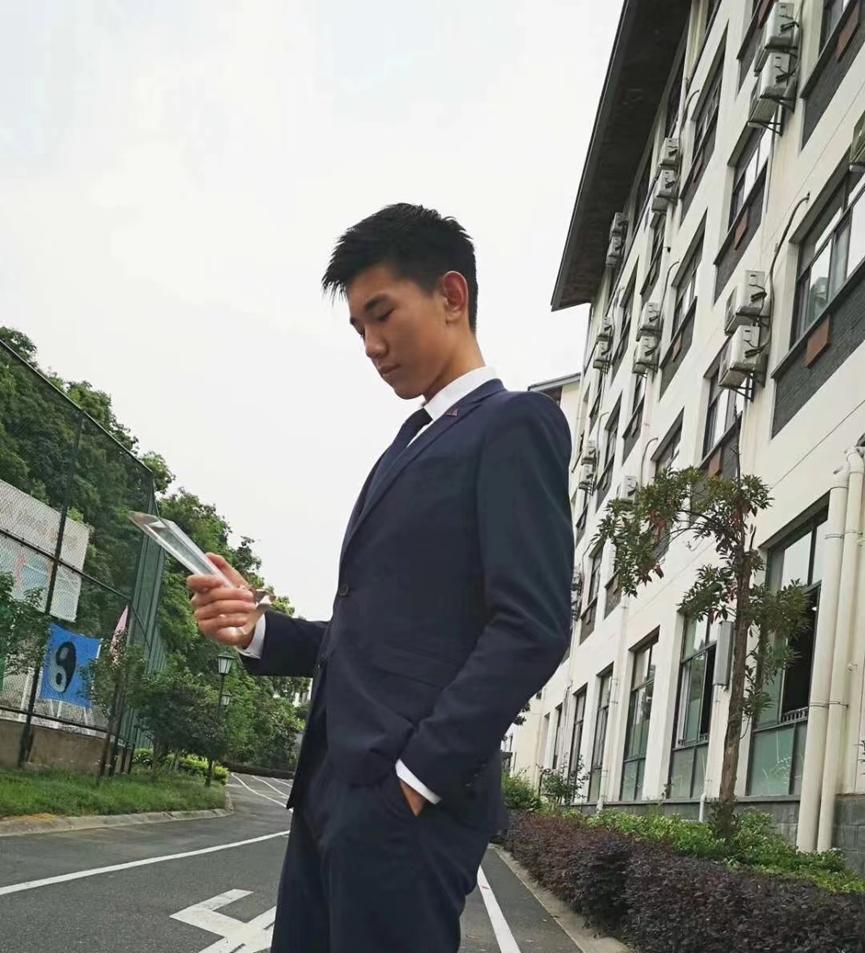 广东单身男子辛苦养娃19年，学霸儿子考上美名校为何却选择离世