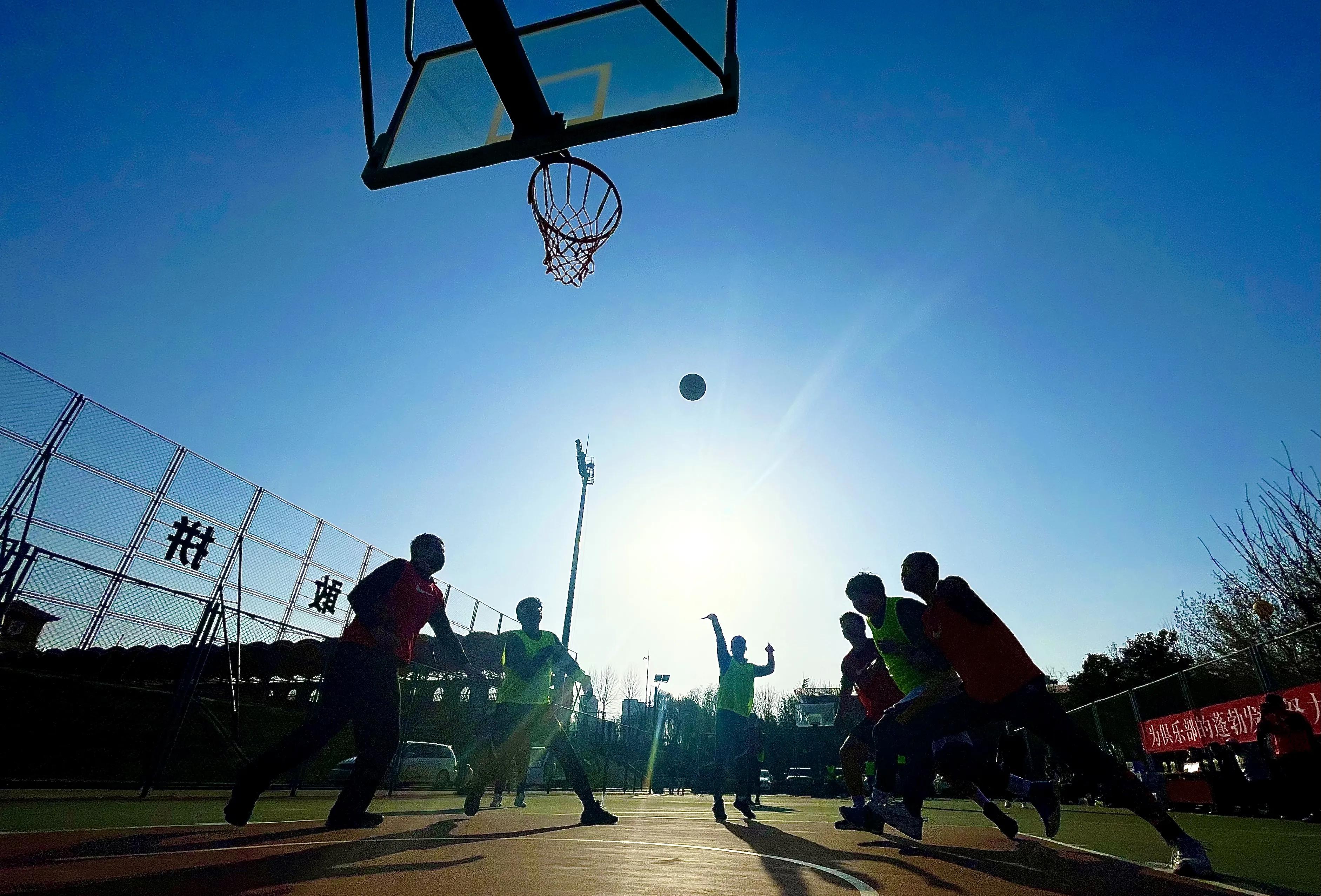 “团结拼搏、奋勇争先”俱乐部举办首届职工篮球比赛