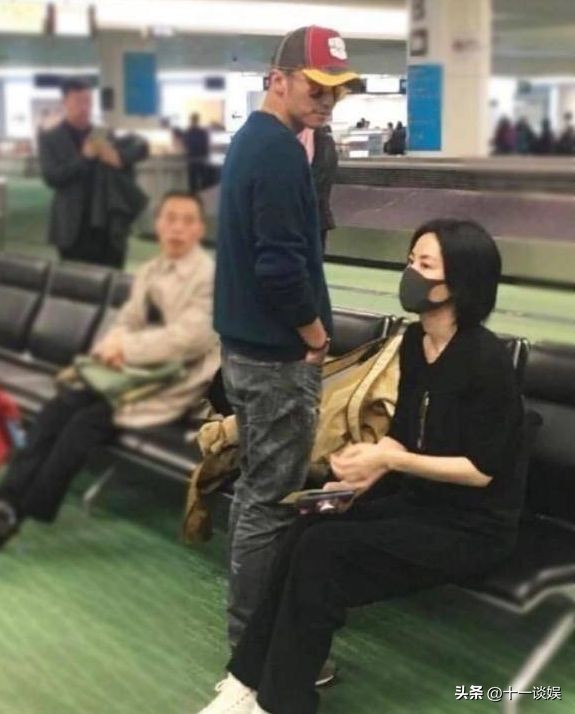 谢霆锋身高再惹争议，与王菲同框矮了一截，脚上厚底鞋抢镜