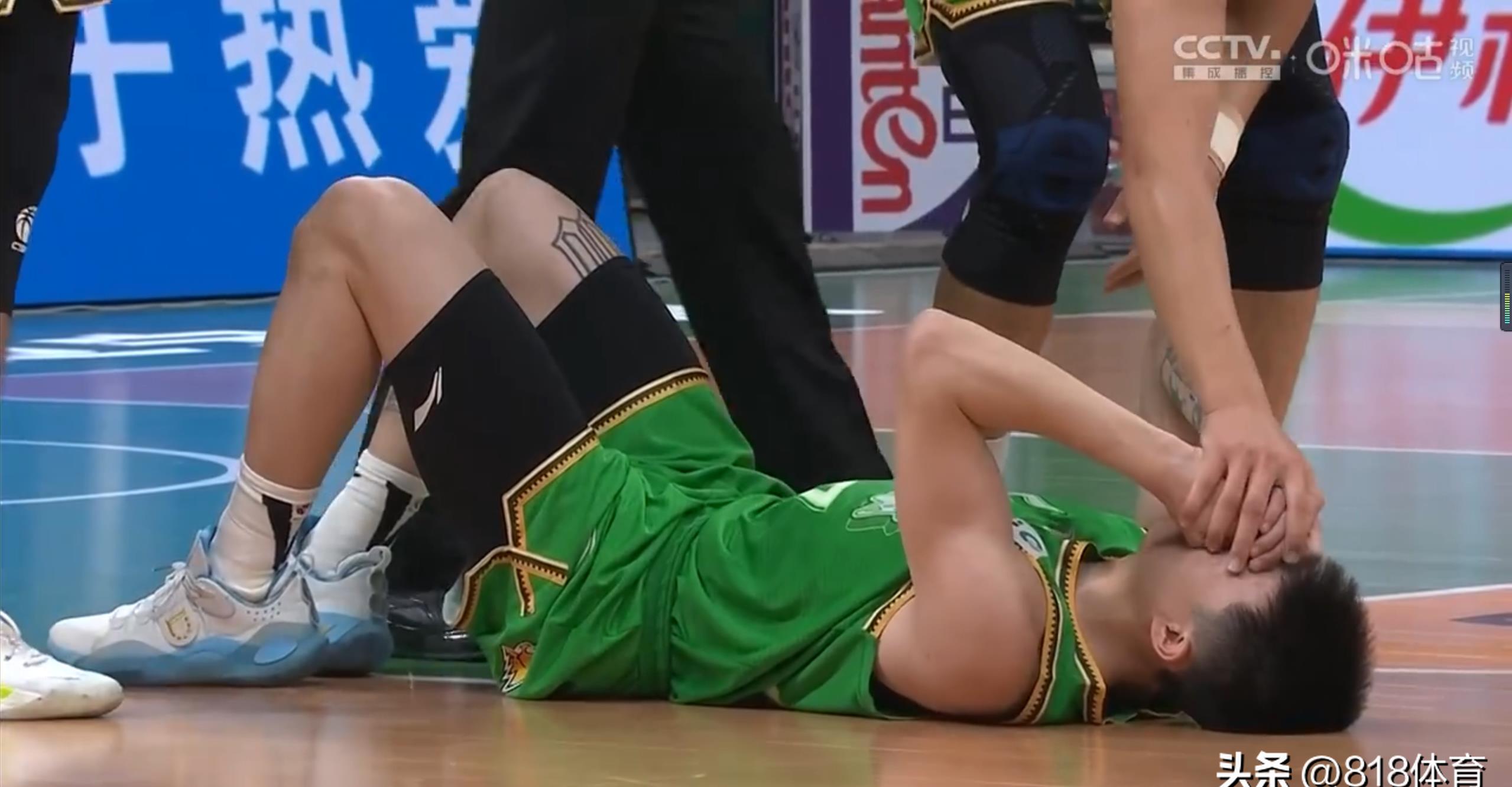 张镇麟暴扣惊呆解说,张镇麟沉肩撞沃特斯视频